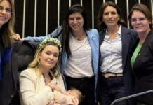 Deputada da oposição leva sua bebê de colo para ocupação do plenário