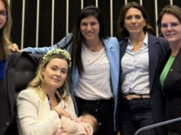 Deputada da oposição leva sua bebê de colo para ocupação do plenário