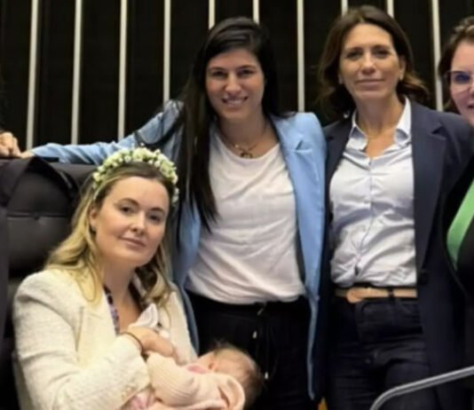Deputada da oposição leva sua bebê de colo para ocupação do plenário