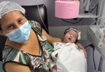 Mãe paga promessa e sai de maternidade ajoelhada com filha nos braços após bebê receber alta na Bahia