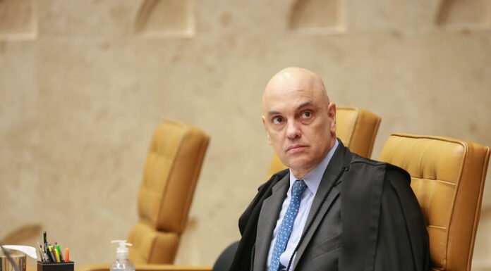 Moraes suspende visitas de Flávio Bolsonaro ao pai após divulgação de carta em apoio à pré-candidatura