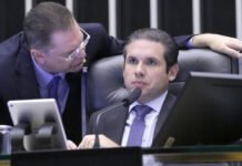 Hugo Motta destrava denúncias, e Conselho de Ética analisará pedidos de cassação de Eduardo Bolsonaro