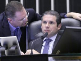 Hugo Motta destrava denúncias, e Conselho de Ética analisará pedidos de cassação de Eduardo Bolsonaro
