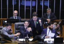 Câmara aprova projeto que combate ‘adultização’ de crianças nas redes sociais e estabelece série de obrigações