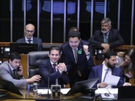 Câmara aprova projeto que combate ‘adultização’ de crianças nas redes sociais e estabelece série de obrigações