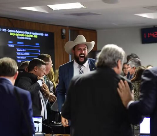 Oposição derrota governo, elege senador Carlos Viana como presidente e fica com relatoria da CPI do INSS