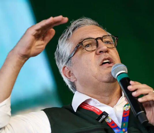 ‘Qual o risco de uma criança de 10 anos?’, questiona Alexandre Padilha após filha ter visto cancelado pelos EUA