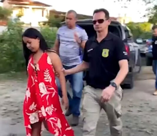 Mulher de 35 anos suspeita de chefiar organização criminosa é presa em Conceição do Almeida. Ela foi apresentada na Delegacia em Cruz das Almas; Veja