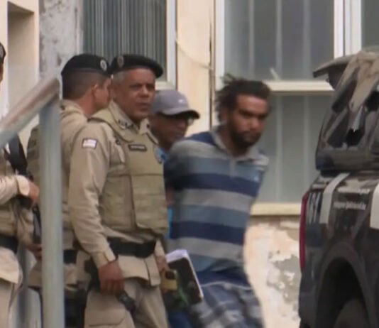 Vítimas mortas a facadas: homem confessa participação no assassinato de três mulheres em praia na Bahia