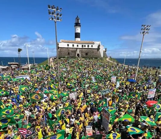 ‘Reaja Brasil’: Apoiadores do ex-presidente Bolsonaro fazem manifestação na Bahia contra o governo Lula e o STF