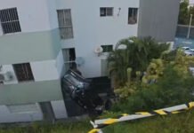 Carro cai de ribanceira, capota e entra em condomínio em Salvador; veja imagem impressionante