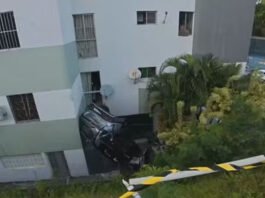 Carro cai de ribanceira, capota e entra em condomínio em Salvador; veja imagem impressionante