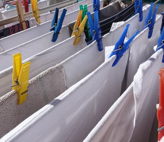 Como secar roupas em apartamentos pequenos (mesmo no frio)