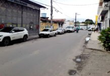 No centro de Santo Antônio de Jesus, a travessa da rua Castro Alves enfrenta dificuldade de mobilidade: carros tomam conta de passeios; morador faz vídeo