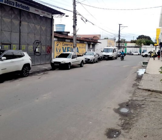No centro de Santo Antônio de Jesus, a travessa da rua Castro Alves enfrenta dificuldade de mobilidade: carros tomam conta de passeios; morador faz vídeo
