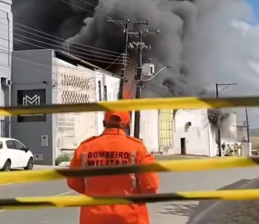 Fábrica de estofados pega fogo em Santo Antônio de Jesus