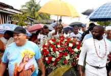 Salinas da Margarida: A Festa da Penitência de São Roque atraí uma multidão sob chuva; evento contou com a presença da prefeita Mara, vice e secretários