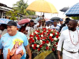 Salinas da Margarida: A Festa da Penitência de São Roque atraí uma multidão sob chuva; evento contou com a presença da prefeita Mara, vice e secretários