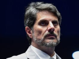 Marcos do Val mostrou tornozeleira nas redes e desafiou ministro Alexandre de Moraes: ‘Vai comprar essa briga?’; veja