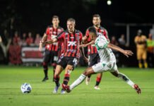 No Barradão, Vitória chega a abrir 2 a 0, mas cede o empate no fim contra o Juventude em jogo de duas expulsões