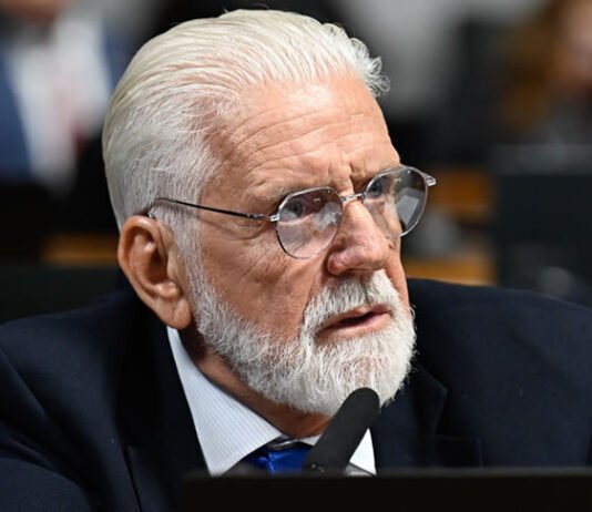 Jaques Wagner assume relação com empresário baiano e ex-sócio do Banco Master