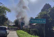 Protesto na BA-046 causa engarrafamento intenso na região de Apaga Fogo, em Nazaré das Farinhas, nas proximidades da July Mineração.