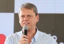 Tarcísio enfrenta resistência de bolsonaristas para candidatura à Presidência