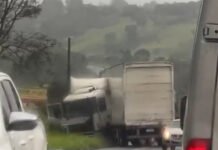 Acidente com carreta deixa trânsito lento na BR-101, em Conceição do Almeida