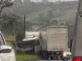 Acidente com carreta deixa trânsito lento na BR-101, em Conceição do Almeida