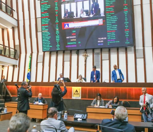 Abono para professores: Jerônimo entrega projeto do pagamento dos precatórios para Assembleia Legislativa