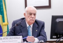 Após anunciar expulsão, PL decide manter deputado federal que fez elogios a Alexandre de Moraes