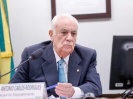 Após anunciar expulsão, PL decide manter deputado federal que fez elogios a Alexandre de Moraes