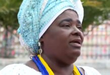 Baiana de receptivo recebe R$ 18 mil por engano após foto com turista em Salvador e enfrenta saga para devolver