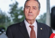 Julgamento de Bolsonaro no STF pode enterrar ciclo de golpes no Brasil, diz Barroso