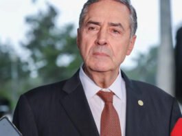 Julgamento de Bolsonaro no STF pode enterrar ciclo de golpes no Brasil, diz Barroso