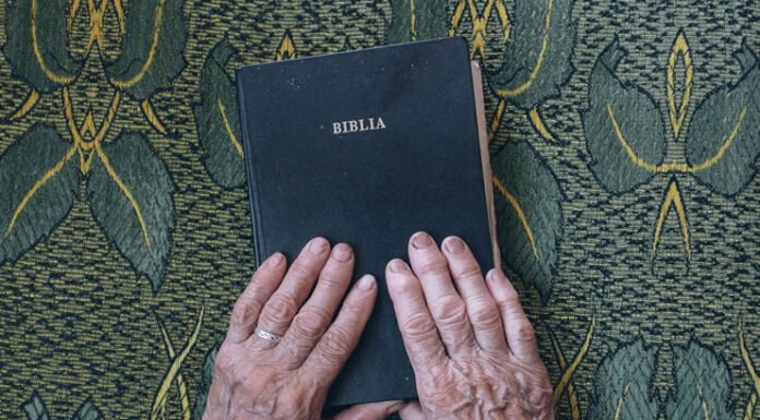 Santa Catarina: Pastor é condenado a indenizar fiel que teve segredo revelado durante culto em fevereiro de 2025