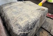Fardo de borracha é achado em praia da Bahia; material é igual a carga de navio nazista afundado há 81 anos