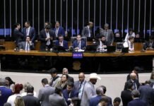 Câmara aprova PEC que aumenta blindagem judicial para deputados e senadores; placar foi de 344 a 133 no 1º turno