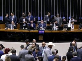 Câmara aprova PEC que aumenta blindagem judicial para deputados e senadores; placar foi de 344 a 133 no 1º turno