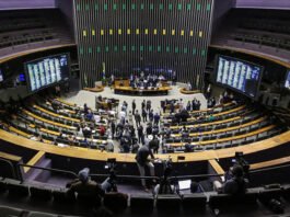 Parlamentares se dividem entre apoios e críticas à prisão de Bolsonaro