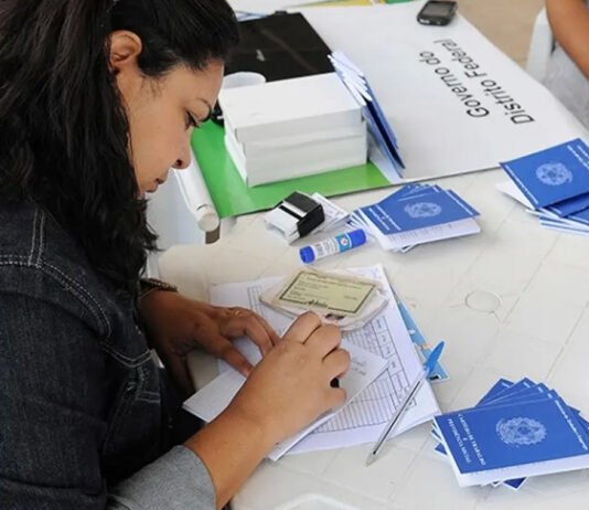 Taxa de desemprego em 5,6% repete recorde histórico, com crescimento da população ocupada em todo o país