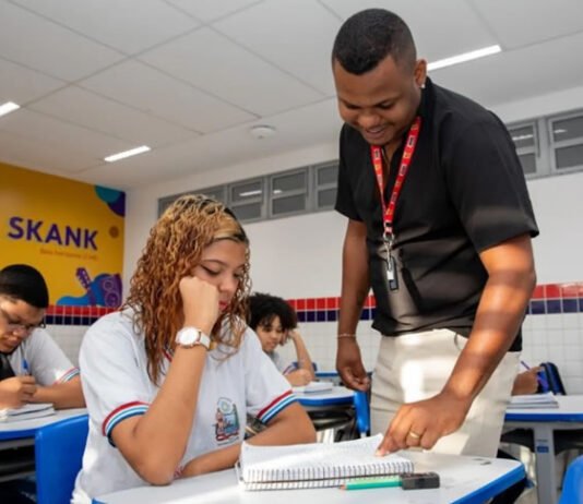 Bahia pagará 2% acima do piso nacional com reajuste dos professores aprovado por deputados na AL-BA; veja os valores