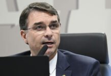 Flávio Bolsonaro reage após Alexandre de Moraes votar por condenação do pai e diz: ‘Parecia o líder do governo do PT’