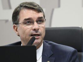 Flávio Bolsonaro reage após Alexandre de Moraes votar por condenação do pai e diz: ‘Parecia o líder do governo do PT’