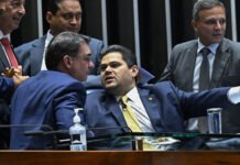 Irritação de Davi Alcolumbre com Flávio Bolsonaro trava negociações sobre anistia no Senado, diz coluna