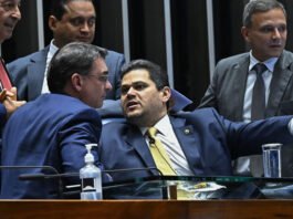 Irritação de Davi Alcolumbre com Flávio Bolsonaro trava negociações sobre anistia no Senado, diz coluna
