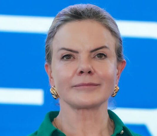 Gleisi diz que o governo ajuda a aprovar texto que reduz pena para condenados do 8 de Janeiro se Supremo não se opor