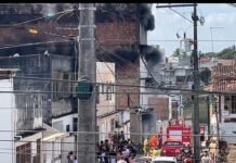 Incêndio atinge depósito de estofados em prédio de três andares no Calabar, em Santo Antônio de Jesus