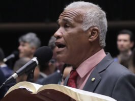 Em dia agitado em Brasília, deputado da Bahia escolheu evangelizar na Câmara e diz: ‘É anunciar as boas novas de Jesus’
