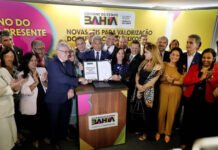 Jerônimo sanciona leis que reajustam salários de 45 mil servidores; impacto econômico é de quase R$ 1 bilhão